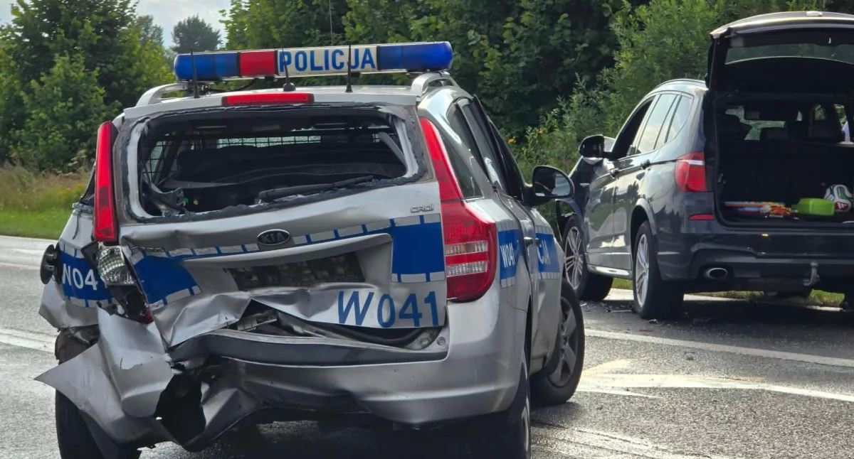 Policjantka straciła panowanie nad radiowozem. Zderzenie na wyjeździe z miasta