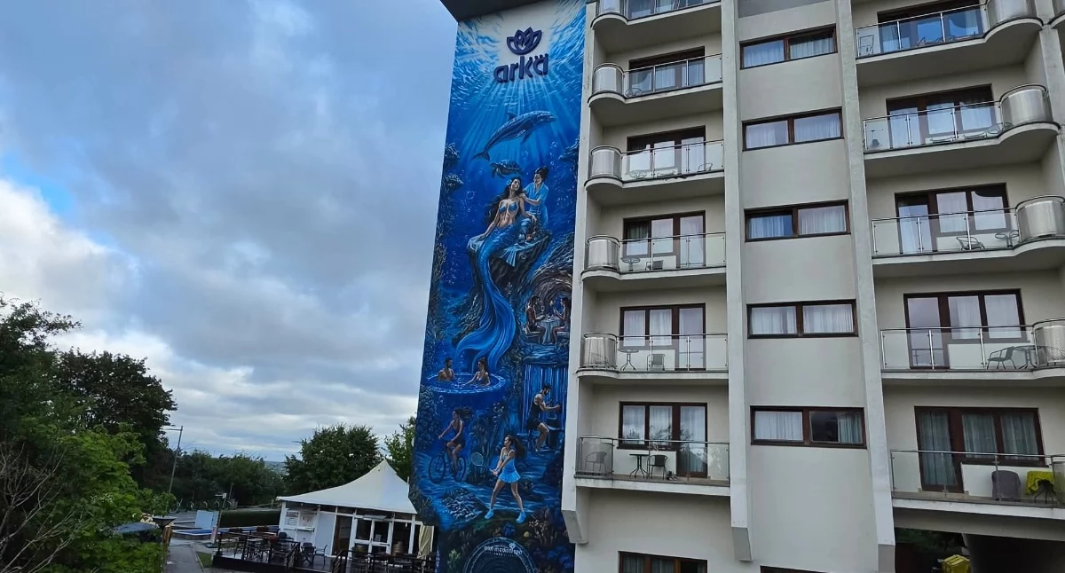 Ściana hotelu zamieniła się w podwodną opowieść. Efekt robi wrażenie [zdjęcia]