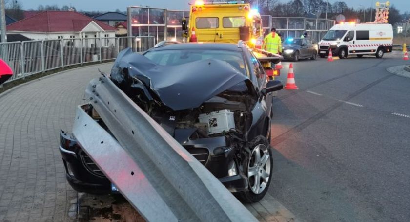 SAMOCHÓD WJECHAŁ W BARIERY NA WĘŹLE KOŁOBRZEG WSCHÓD