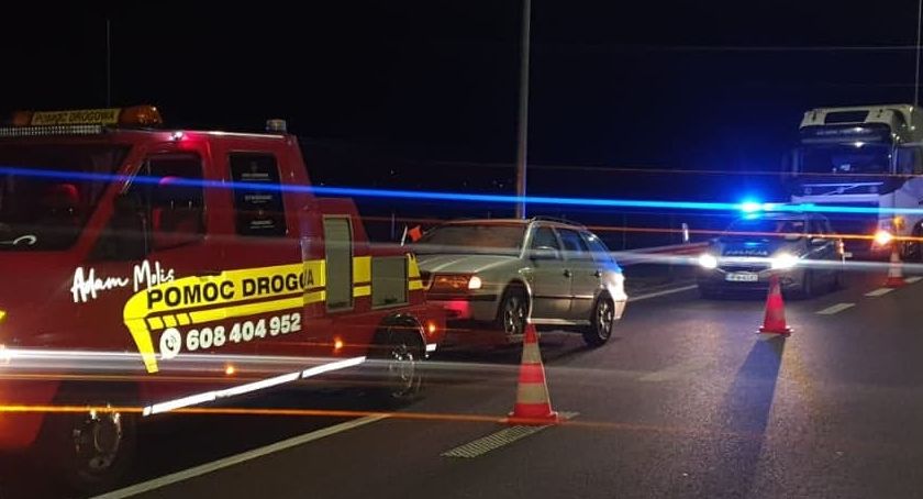 Pęknięta opona powodem dalszych problemów. Wieczorne zdarzenie na S6