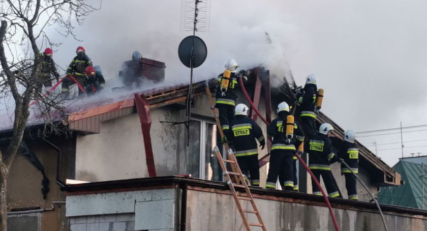Płonie dom w Drzonowie. Na miejscu 10 zastępów straży pożarnej (foto, wideo)