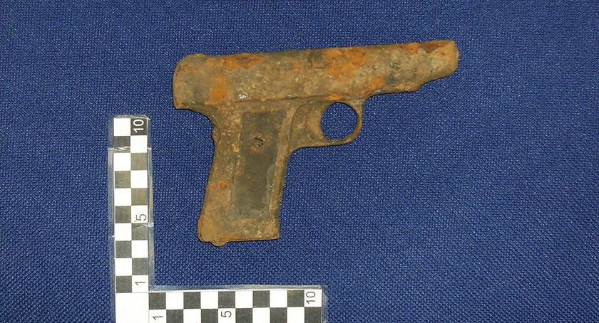 Pistolet Sauer 38 w rękach muzeum 