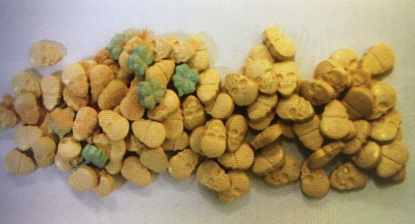 20-latek w mieszkaniu miał 100 tabletek ecstasy
