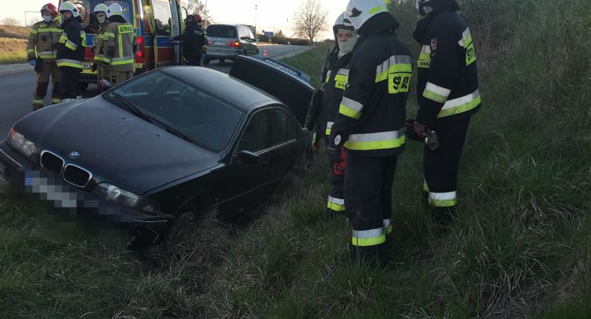 Dwa wypadki w powiecie kołobrzeskim. Dachowało BMW (foto)