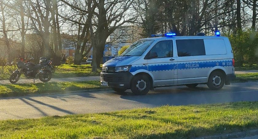 Wypadek na Myśliwskiej. Radiowóz do nocy stał na sygnałach