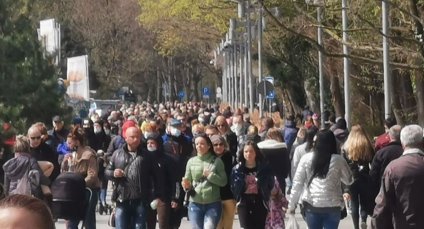 Kołobrzeg wraca do życia. Weekendowy najazd turystów (foto)