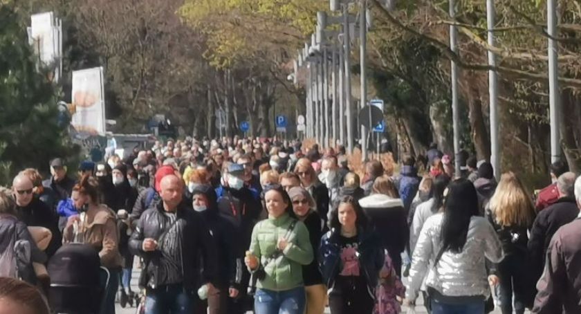 Policja podsumowała majówkę. 63 mandaty za brak maseczki