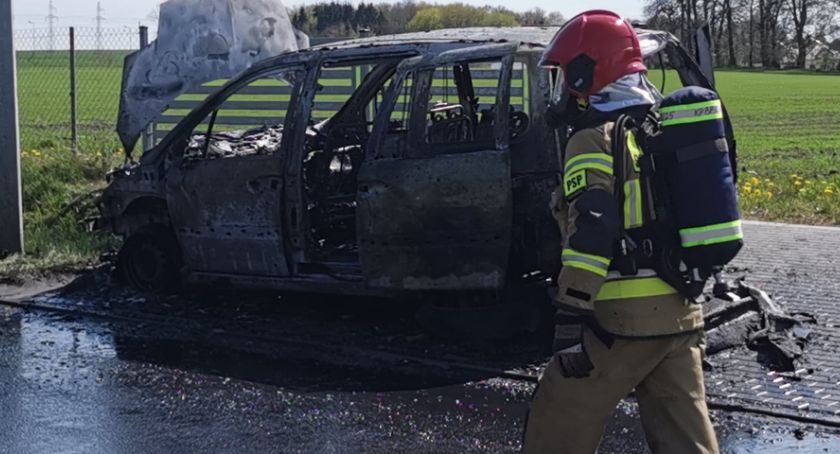 Na wyjeździe z Kołobrzegu spłonął samochód (foto)