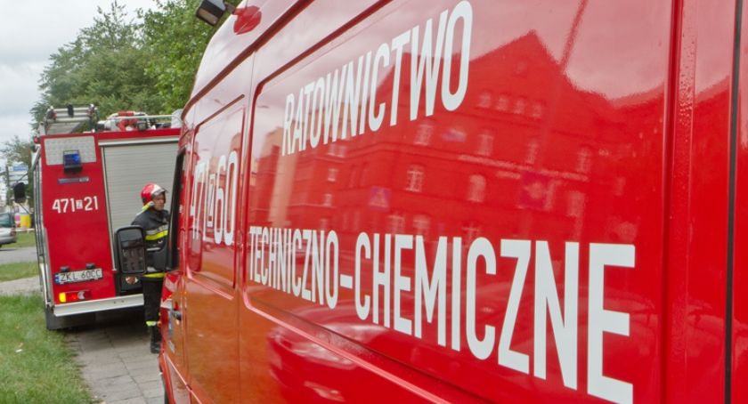 Wyciek z przewróconej naczepy. W akcji wóz ratownictwa chemicznego