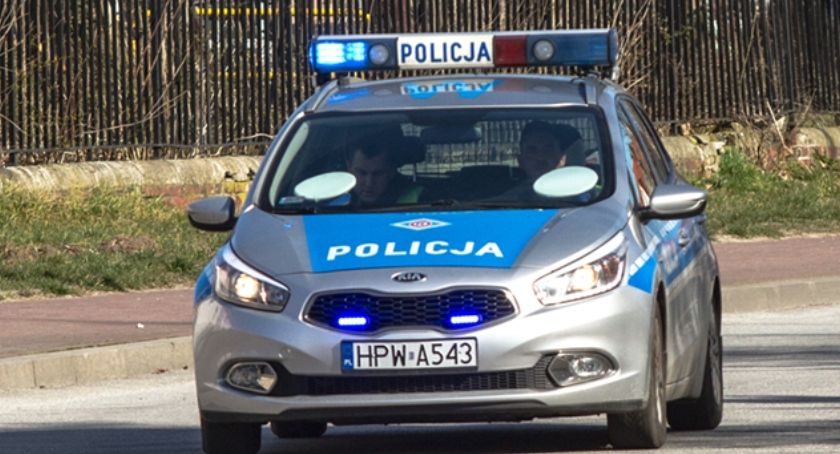 Kierowała pod wpływem alkoholu. BMW skończyło jazdę na betonowym ogrodzeniu