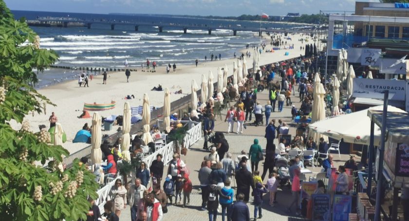 Pełne restauracje, tłumy na promenadzie. Kołobrzeg przeżywa najazd turystów (foto)