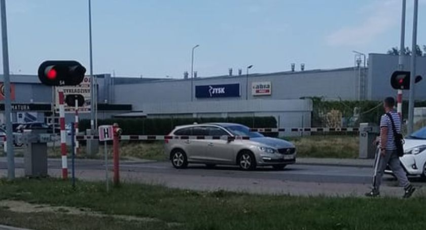 Samochód utknął na przejeździe kolejowym