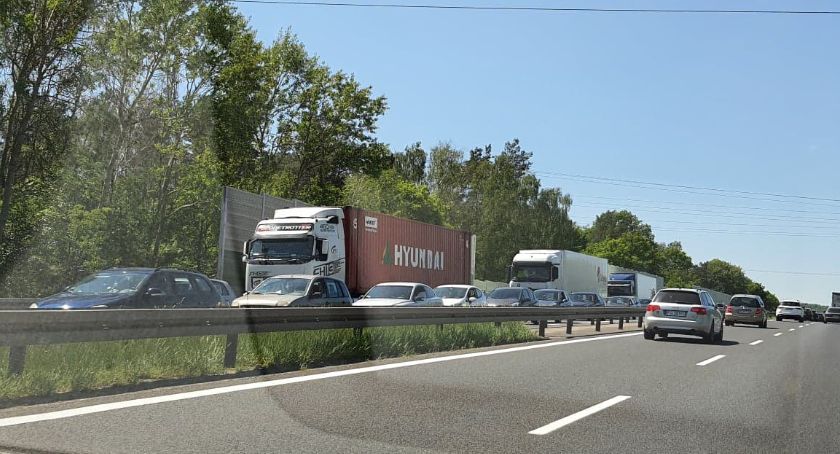 Wymieniają poniemiecką drogę. Przejazd w kierunku Kołobrzegu jest utrudniony