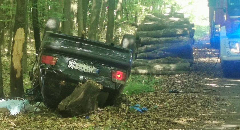 BMW dachowało na leśnej drodze. Jakie były przyczyny wypadku? (foto)