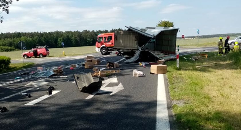Zderzenie busa z ciężarówką. Droga jest zablokowana