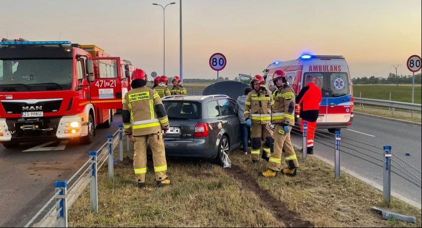 Audi wypadło z drogi i rozbilo barierki