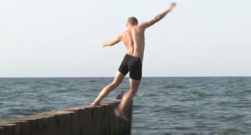 Wciąż wchodzą na falochrony. Zobacz czym to grozi