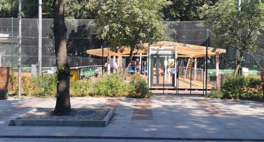 Obiekt tymczasowy na kortach znów jest stawiany. Wokół wiele kontrowersji