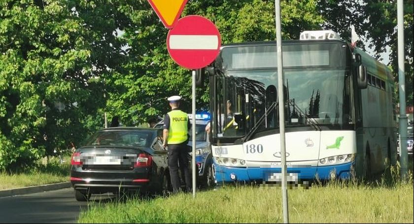 Kolizja osobówki z autobusem komunikacji miejskiej 