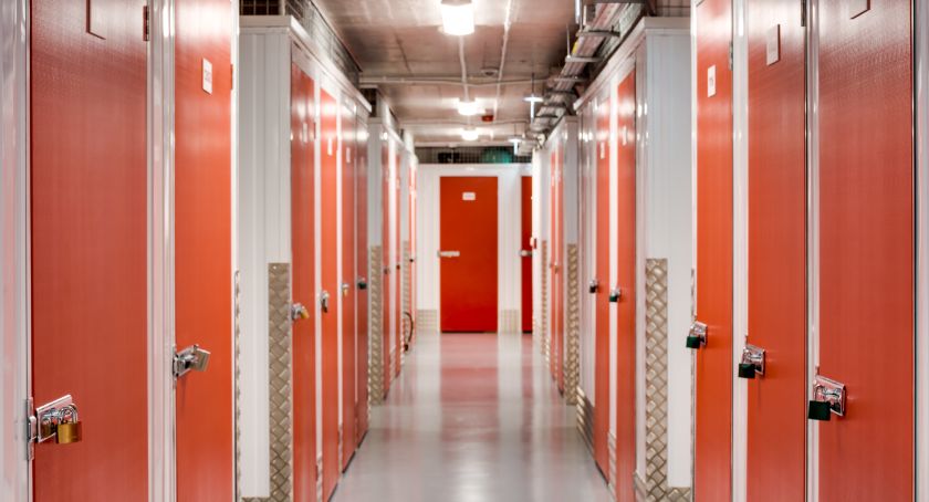 Dlaczego warto korzystać z usług self storage?