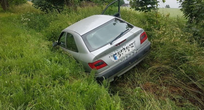 Citroen wylądował w rowie