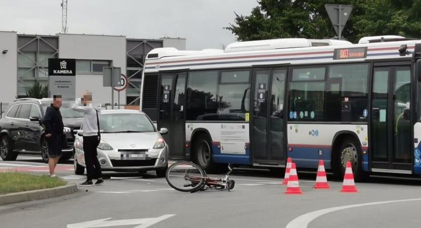Zderzenie rowerzysty z samochodem. Na Żurawiej tworzą się korki