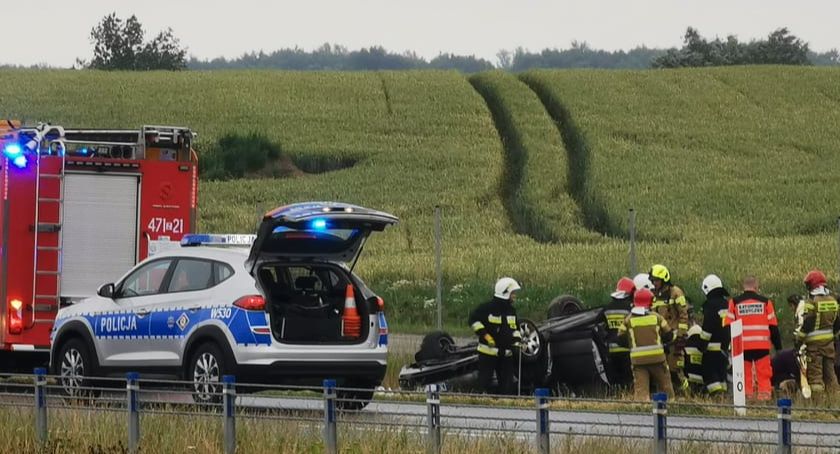 Dachowanie na S6. Droga jest zablokowana