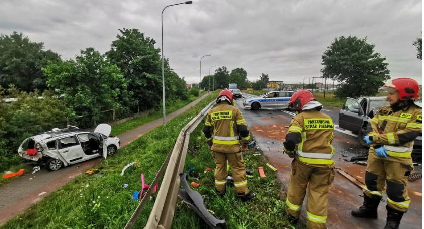 Wypadek w Kołobrzegu. Auto spadło ze skarpy na chodnik (foto)
