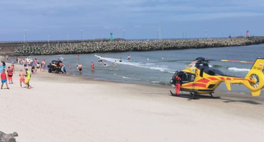 Poparzony mężczyzna. Śmigłowiec LPR lądował na kołobrzeskiej plaży (video)