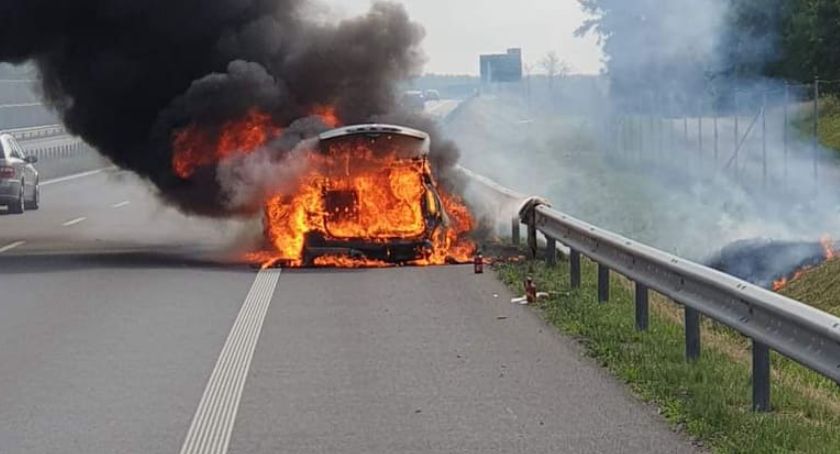 Na S6 pali się samochód. Droga jest zablokowana (foto)