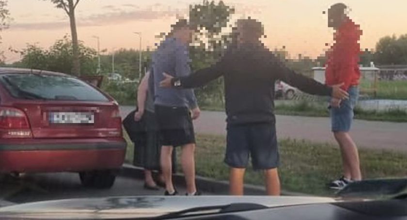 Pijany kierowca ściął znak. Zatrzymali go świadkowie (foto)
