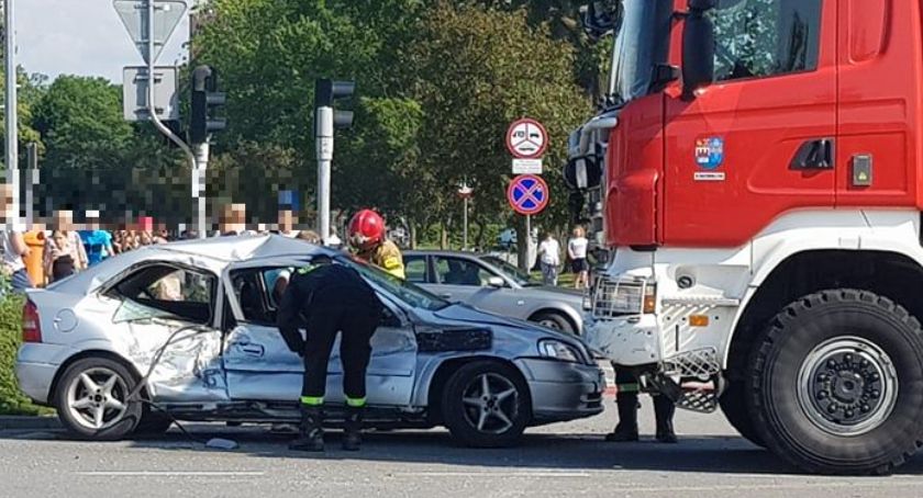 Zderzenie wozu strażackiego z oplem (foto)