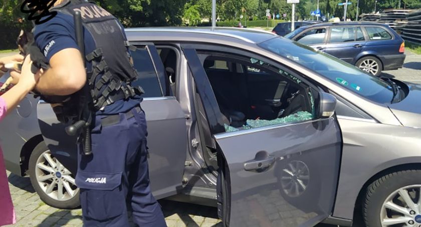 W upalny dzień zostawili psa zamkniętego w samochodzie. Interweniowała policja
