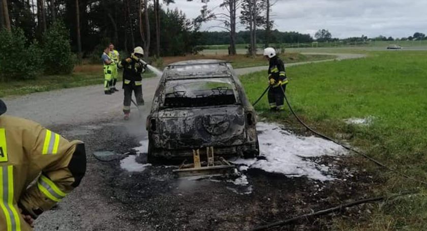 Przy S6 spłonął samochód