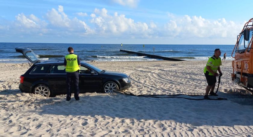 W nocy wjechał na plażę. Audi utknęło w piasku (Foto)