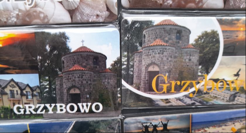 Oscypek, ciupaga, magnes ze zdjęciem zabytku z Grzybowa, ale tego w Wielkopolsce... Turyści donoszą o „nadmorskich” pamiątkach