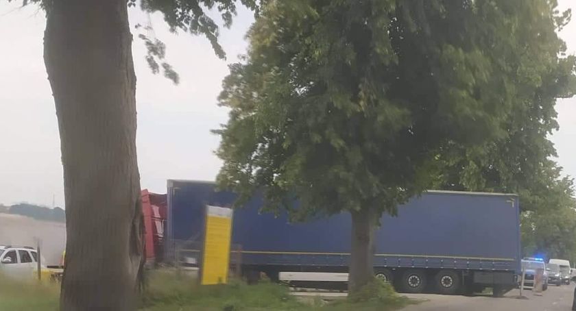 Korki na wjeździe do Kołobrzegu. Naczepa blokuje ruch