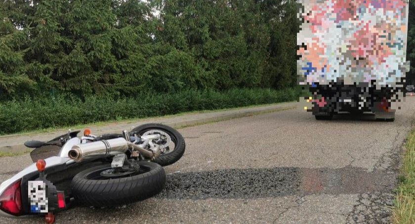 Zderzenie motocykla z samochodem dostawczym. Droga jest zablokowana