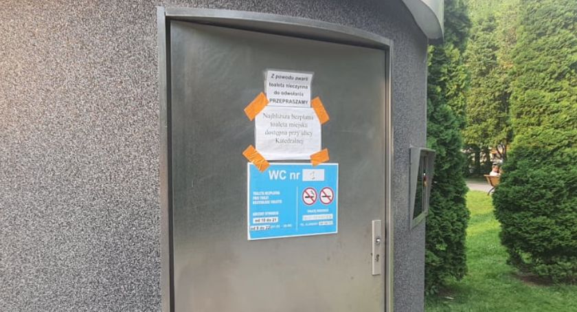 Od Czytelnika - toaleta miejska w centrum zamknięta do odwołania. „Ludzie chodzą po krzakach”