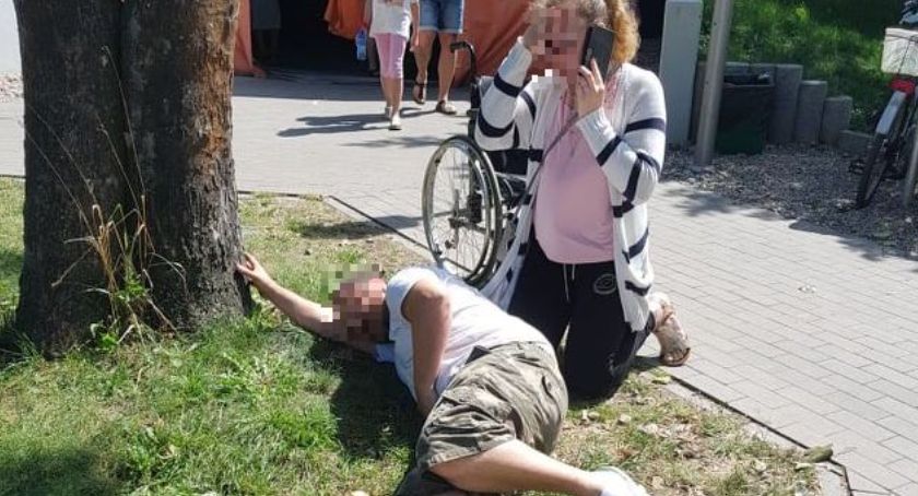Leżał pod szpitalem pół godziny, zabrała go karetka. Co wydarzyło się przed kołobrzeską lecznicą?