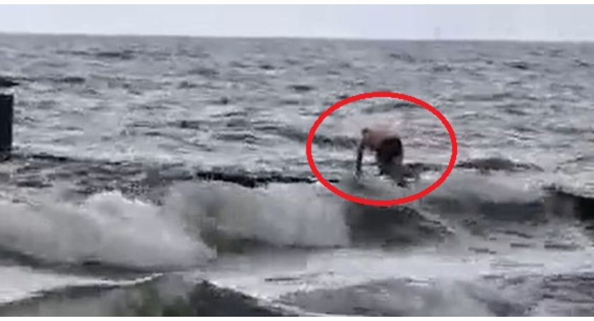 Spadł z falochronu. Interweniowali ratownicy (video)