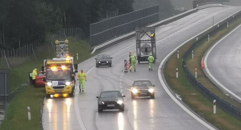 Na śliskiej drodze pojazd wjechał w barierki. Utrudnienia na S6