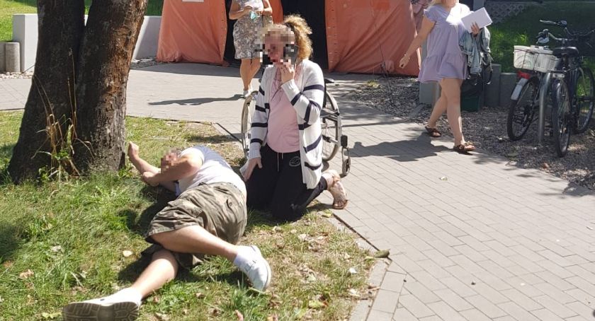 „Leżał przed szpitalem, zabrała go karetka...”. Szpital zapewnia o „konsekwencjach wobec osób odpowiedzialnych”