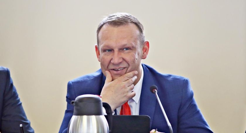 Dąbkowski składa wniosek do wojewody. Chce sprawdzić legalność uchwały, która go odwołuje