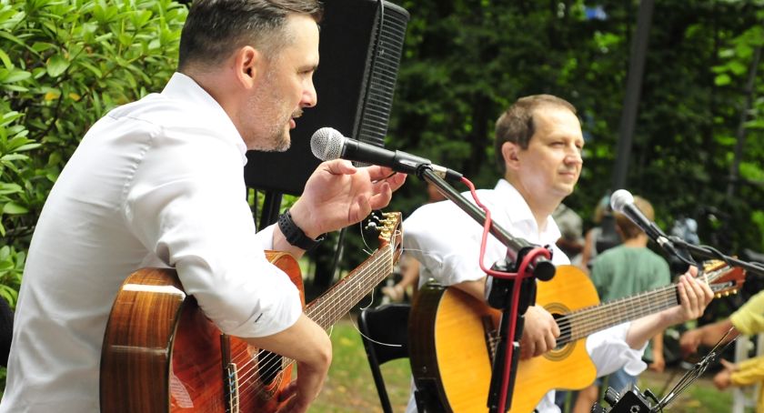 Duet gitarowy Compadres zagra na Placu Koncertów Porannych