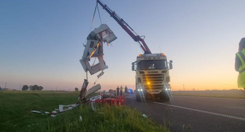 Dodge wjechał w tył lawety. S6 była zablokowana przez kilka godzin (foto)