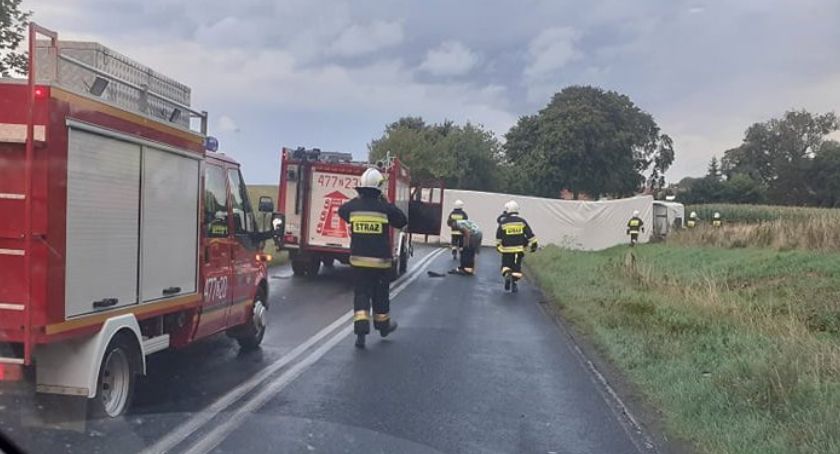 Przewrócił się samochód ciężarowy. Droga została zablokowana. 