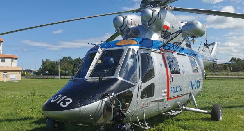 Policyjny śmigłowiec patroluje dojazd do Kołobrzegu