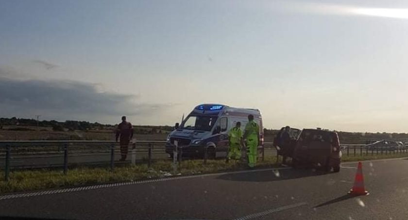 S6 zablokowana po wypadku. Lądował śmigłowiec ratowniczy
