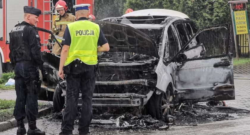 Pożar samochodu na wjeździe do stacji benzynowej (foto)